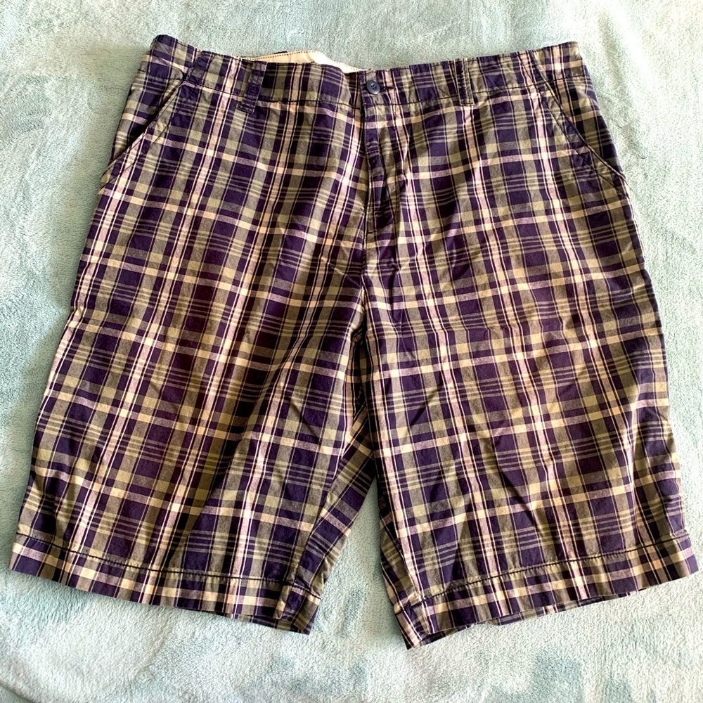 Old Navy golf/casual shorts.